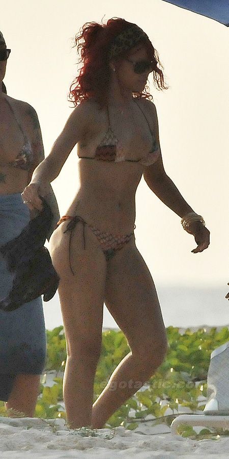 Rihanna отдыхает на пляже (6 фото)