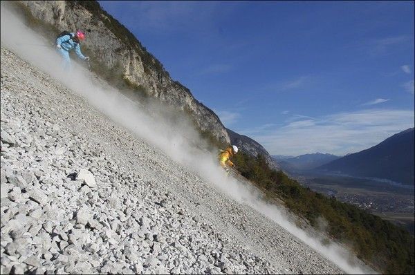 Австрийские лыжники настолько суровы… (3 фото)