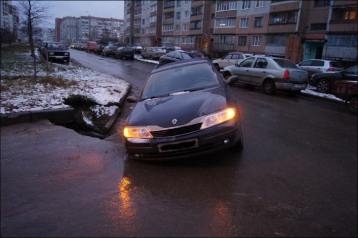 В Пскове автомобиль провалился под асфальт (11 фото)