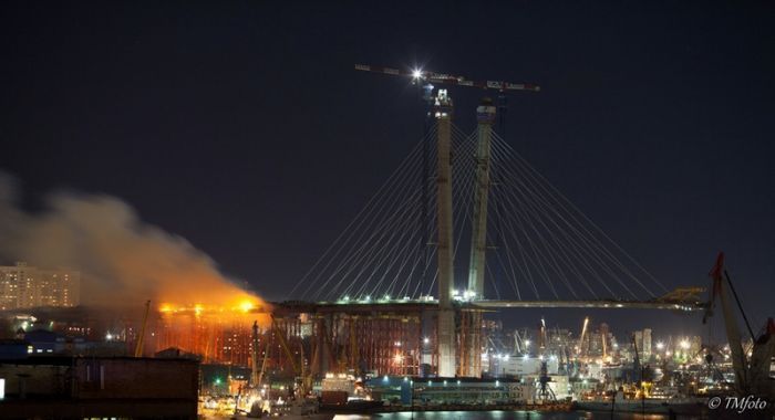 Пожар на мосту во Владивостоке (64 фото)