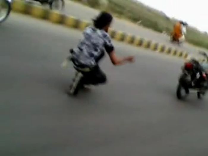 В Пакистане безумец на роликах едет за мотоциклом (4 видео)