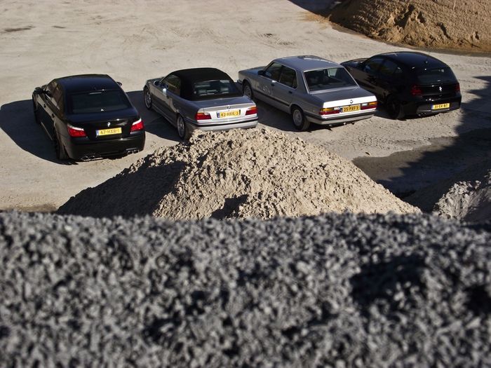 Фотосет четырех BMW на песчаном карьере (38 фото)