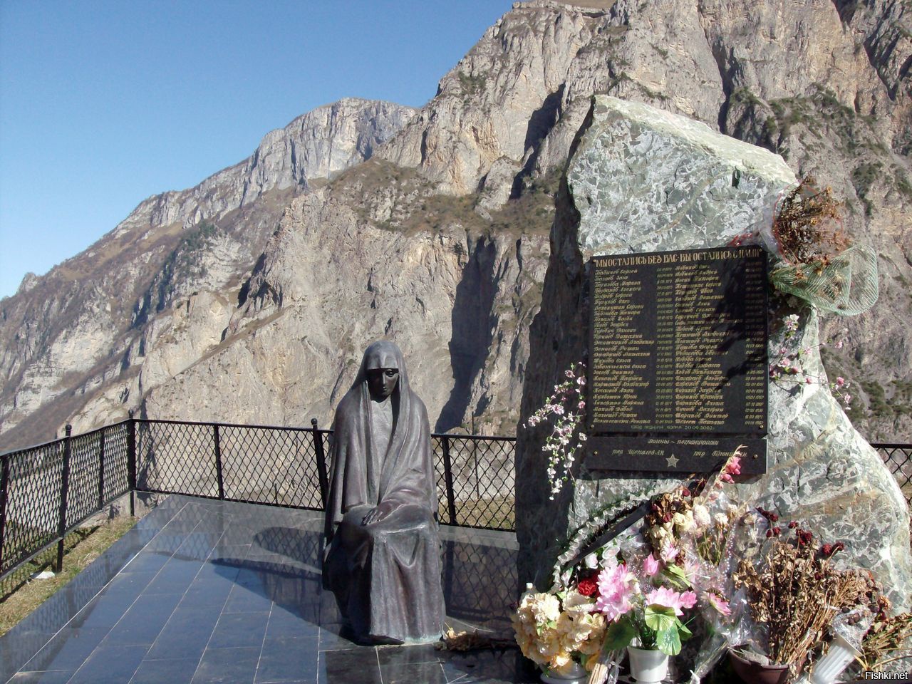 Памятник бодрову в осетии. Сергей Бодров мемориал в Кармадонском ущелье. Кармадонское ущелье Северная Осетия. Северная Осетия Кармадонское ущелье памятник. Северная Осетия Кармадонское ущелье памятник Бодрову.