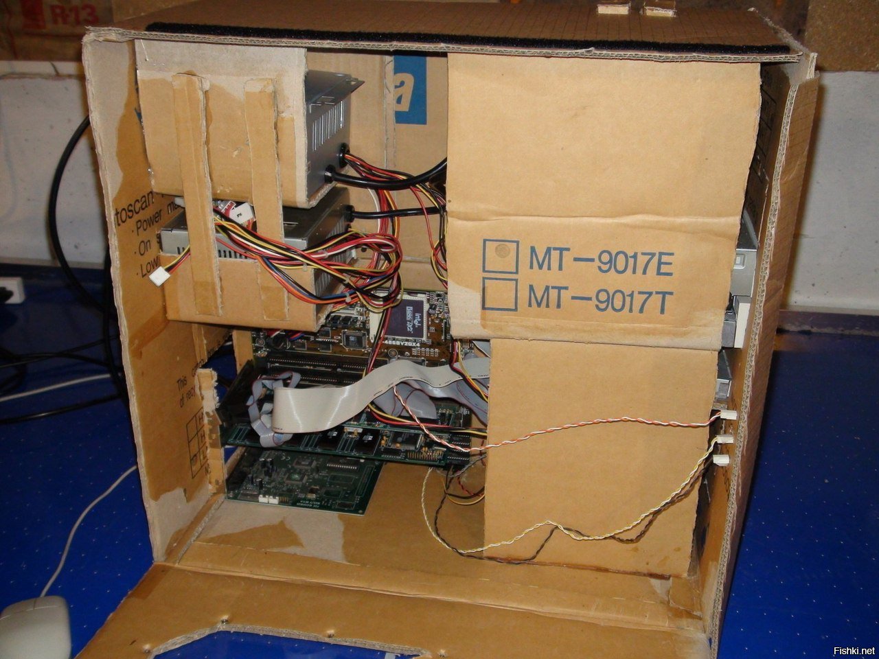Компьютер в картонной коробке