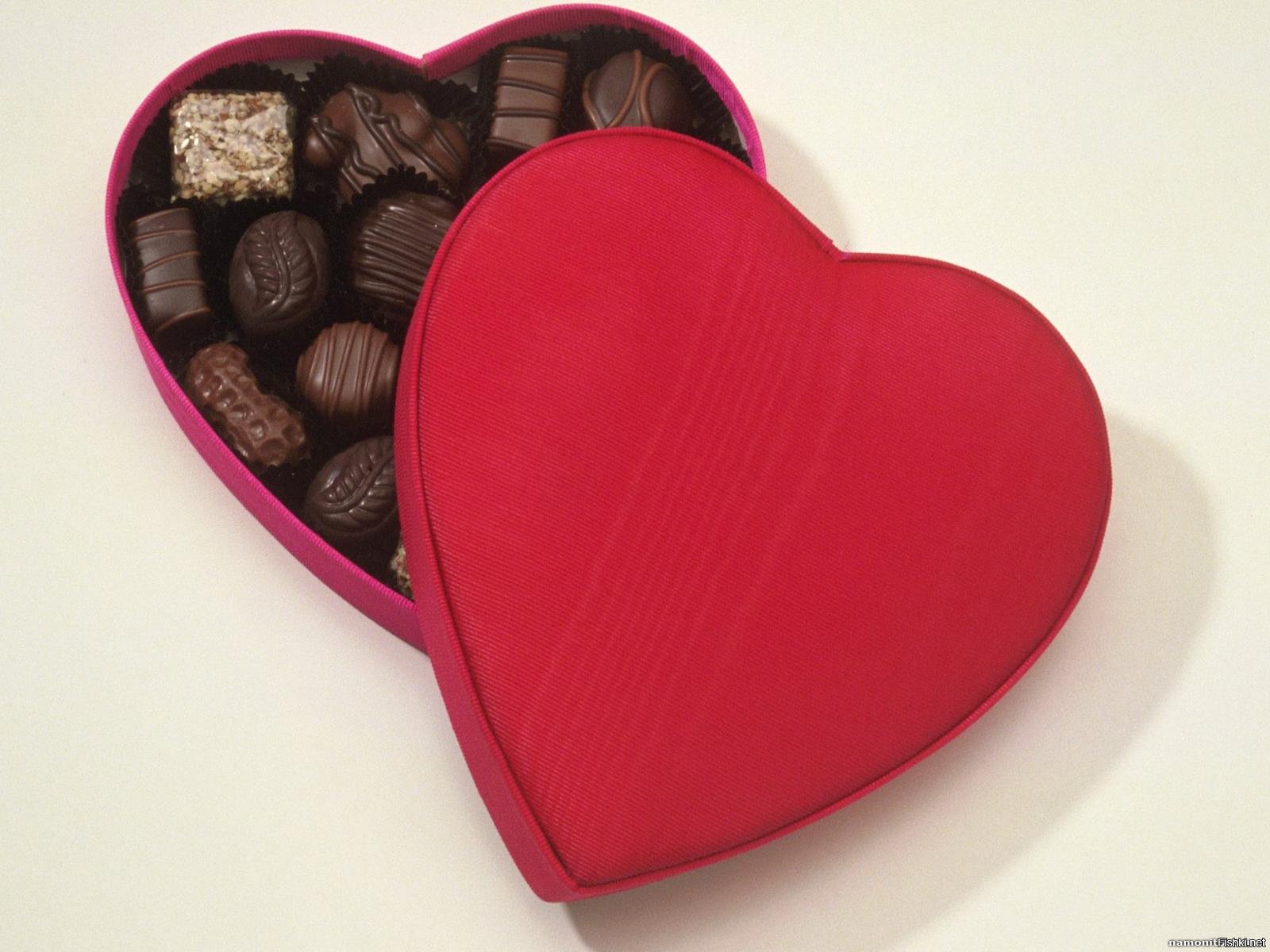 Сердце сладостью. Форма для конфет "сердца". Конфеты в виде сердечек. Коробка конфет сердце. Шоколадные сердечки.