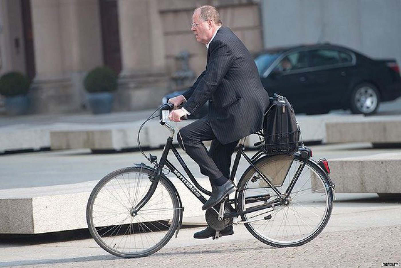 Дмитрий Медведев на велосипеде