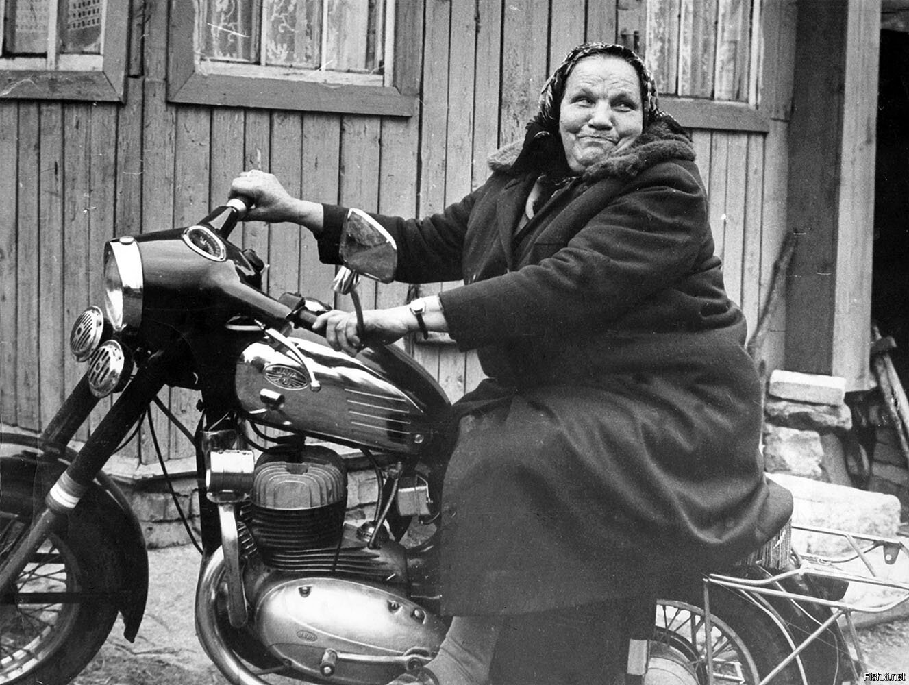Толстая бабушка ретро. Старушка на мотоцикле. Бабуля на мотоцикле. Бабушка байкер. Пожилая женщина на мотоцикле.