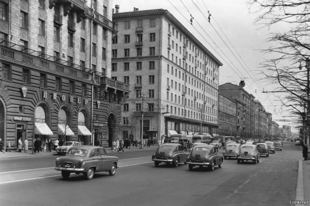 Тверская улица горького. Москва улица Горького магазин Пионер. Магазин Пионер на ул Горького в Москве. Улица Горького Москва 80е. Магазин Пионер в Москве на Тверской.