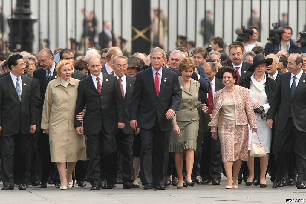 В каком году приезжал. Джордж Буш на параде Победы 2005. Путин 2005 парад Победы. Джордж Буш на параде Победы в Москве. Джордж Буш младший на параде Победы.